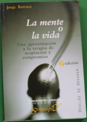 La mente o la vida : una aproximación a la terapia de aceptación y compromiso