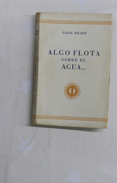 Algo Flota sobre el agua