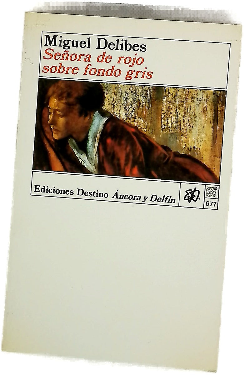 Señora de rojo sobre fondo gris