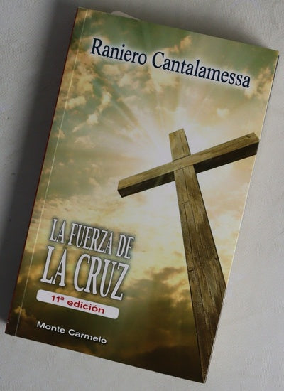 La fuerza de la cruz : celebraciones de la Pasión del Señor en la Basílica de San Pedro del Vaticano, 1980-2013