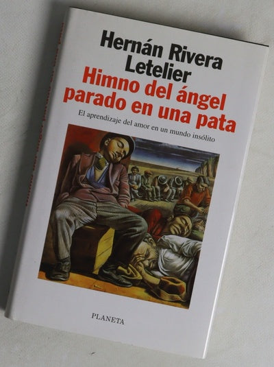 Himno del ángel parado en una pata