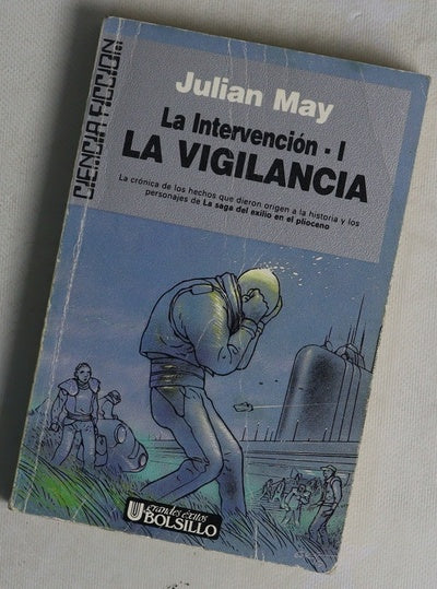 La vigilancia la intervención-I : la historia base al Medio Galáctico y un vínculo entre éste y la Saga del Exilio en el Plioceno
