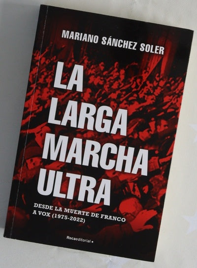 La larga marcha ultra : desde la muerte de Franco a Vox (1975-2022)
