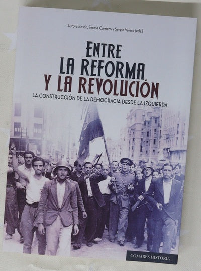 Entre la reforma y la revolución : la construcción de la democracia desde la izquierda