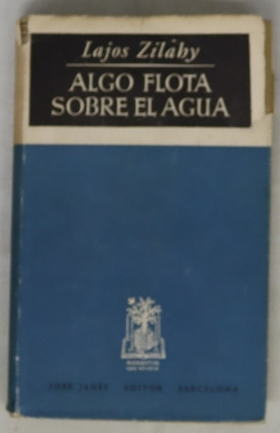 Algo flota sobre el agua