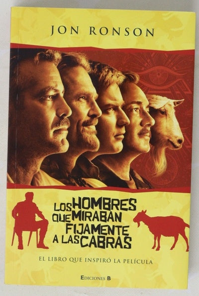 Los hombres que miran fijamente a las cabras