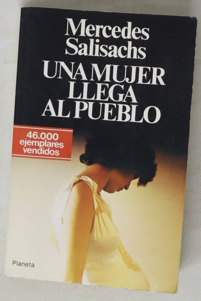 Una mujer llega al pueblo