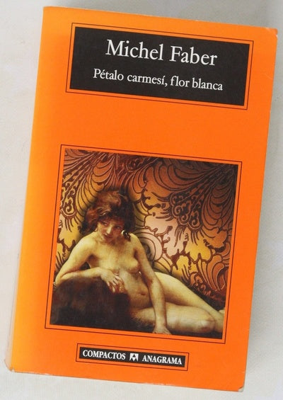 Pétalo carmesí, flor blanca