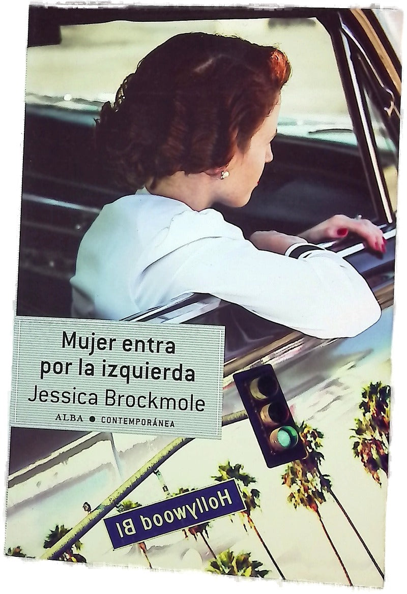 Mujer entra por la izquierda