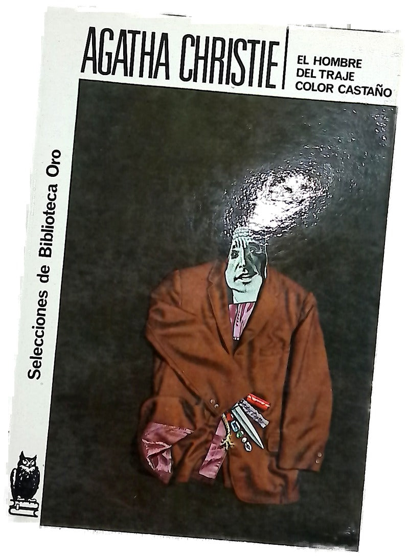 El hombre del traje color castaño
