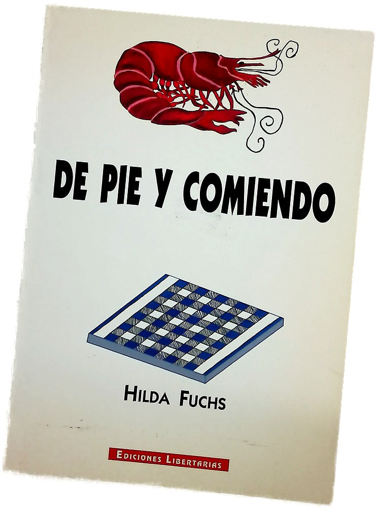 De pie y comiendo /