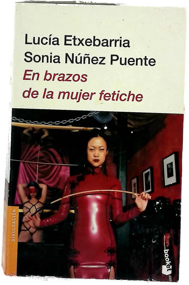 En brazos de la mujer fetiche