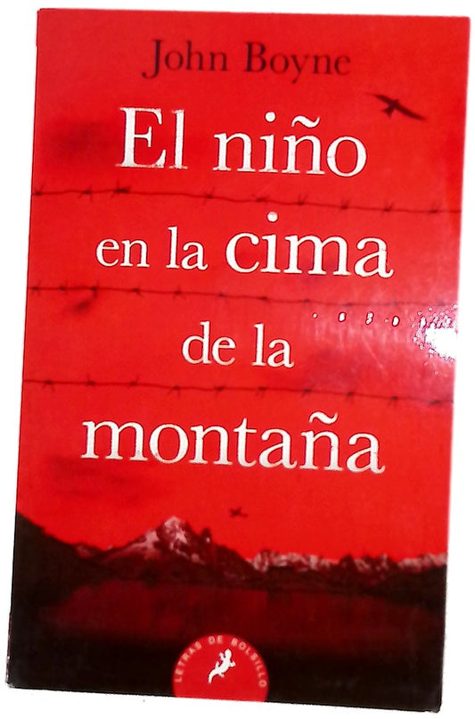 El niño en la cima de la montaña