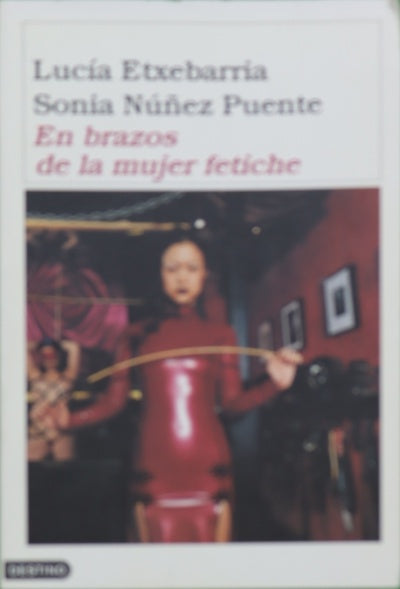 En brazos de la mujer fetiche