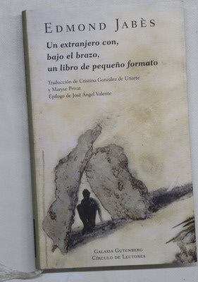 Un extranjero con, bajo el brazo, un libro de pequeño formato