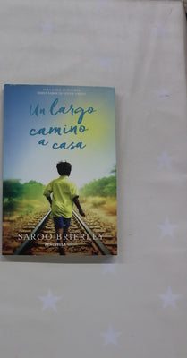 Un largo camino a casa : para saber quién eres debes saber de dónde vienes