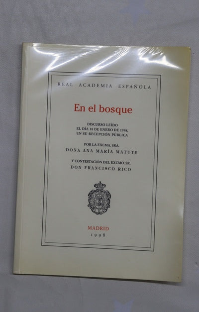 En el bosque discurso leído el día 18 de enero de 1998, en su recepción pública por la Excma. Sra. Doña Ana María Matute, y contestación del Excmo. Sr. Don Francisco Rico