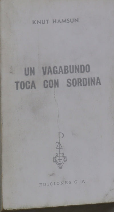 Un vagabundo toca con sordina