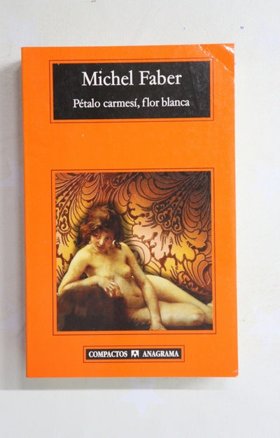 Pétalo carmesí, flor blanca