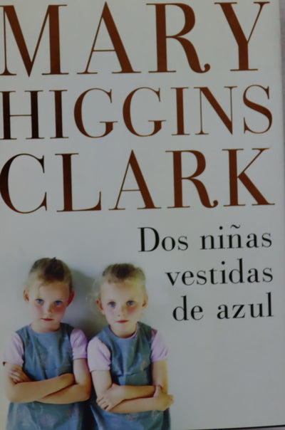 Dos niñas vestidas de azul