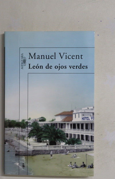 León de ojos verdes