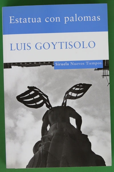 Estatua con palomas