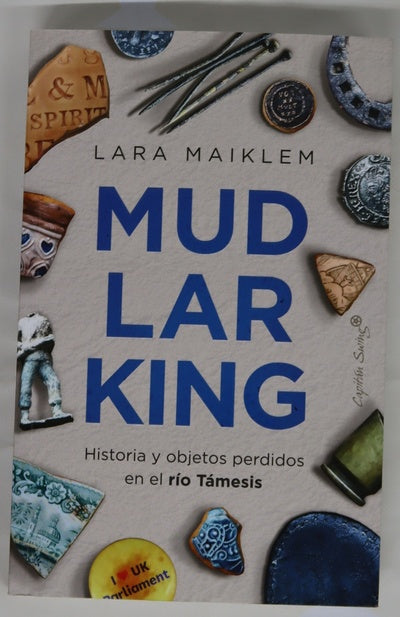 Mudlarking : historia y objetos perdidos en el río Támesis