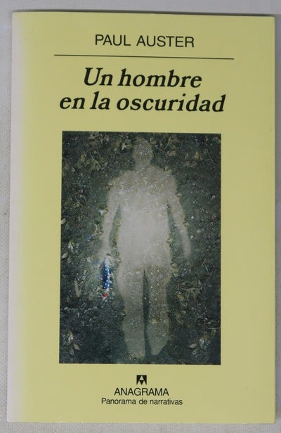 Un hombre en la oscuridad