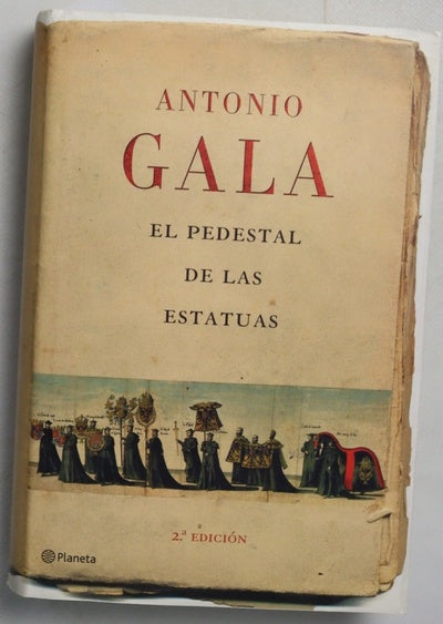 El pedestal de las estatuas