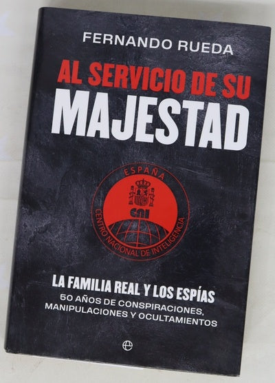 Al servicio de su majestad : la familia real y los espías : 50 años de conspiraciones, manipulaciones y ocultamientos