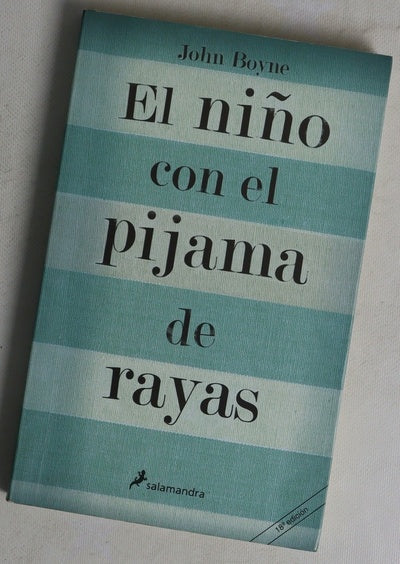 El niño con el pijama de rayas