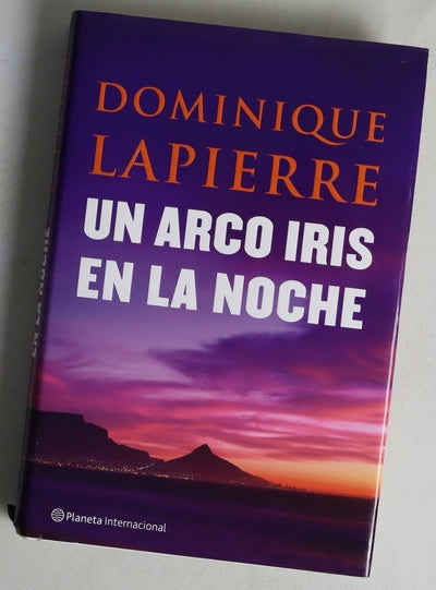 Un arco iris en la noche