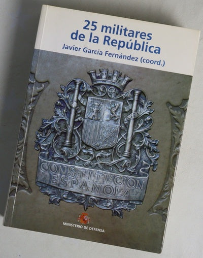 25 militares de la República