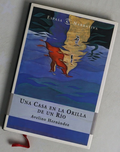 Una casa en la orilla de un río