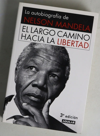 El largo camino hacia la libertad : la autobiografía de Nelson Mandela