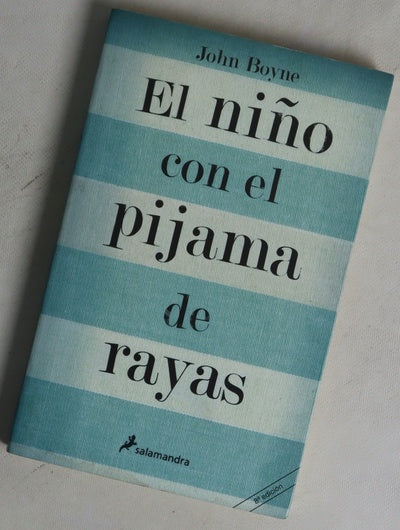 El niño con el pijama de rayas