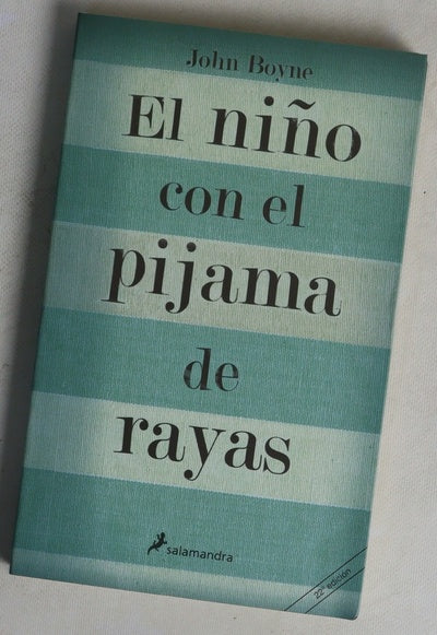 El niño con el pijama de rayas