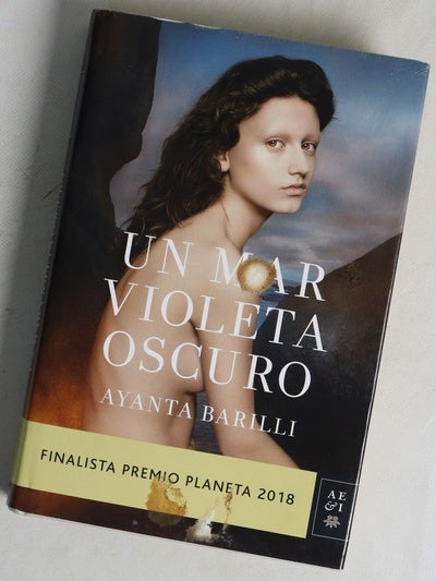 Un mar violeta oscuro