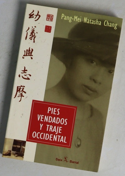 Pies vendados y traje occidental