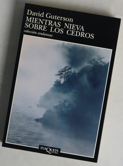 Mientras nieva sobre los cedros