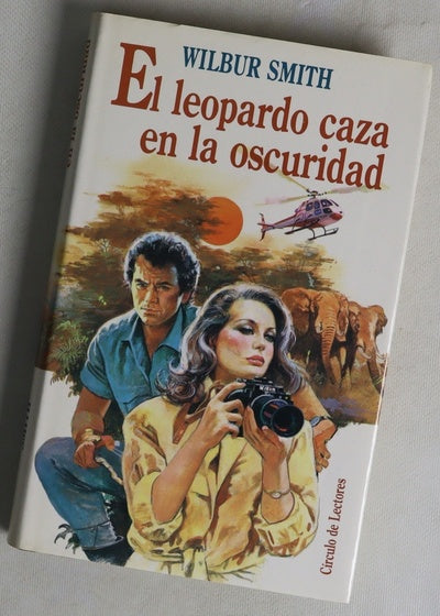 El leopardo caza en la oscuridad