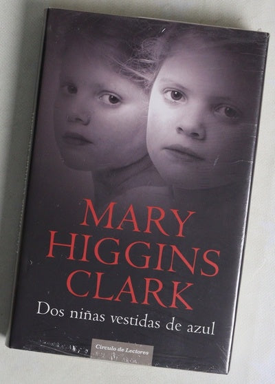 Dos niñas vestidas de azul