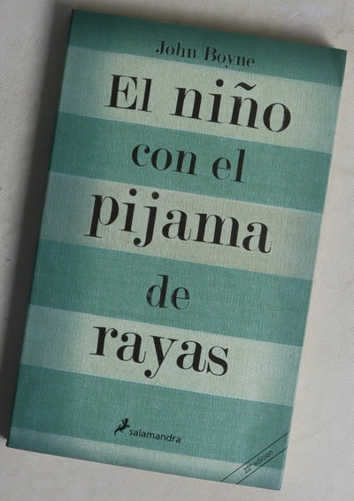 El niño con el pijama de rayas