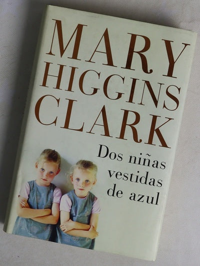 Dos niñas vestidas de azul