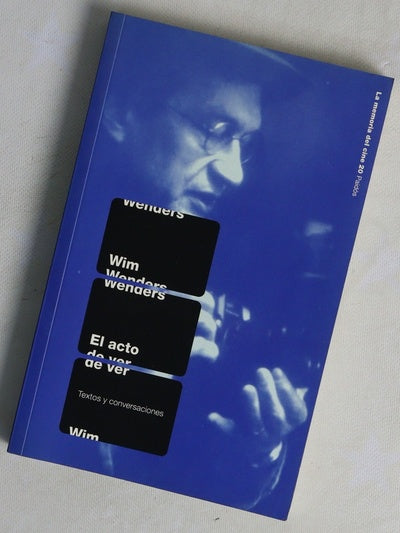 El acto de ver textos y conversaciones