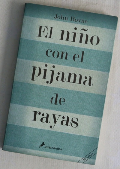 El niño con el pijama de rayas