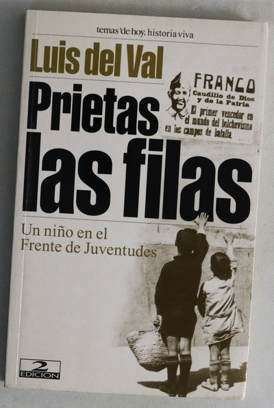 Prietas las filas un niño en el Frente de Juventudes