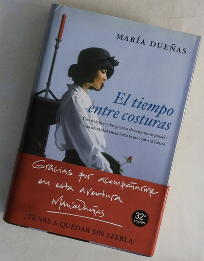 El tiempo entre costuras