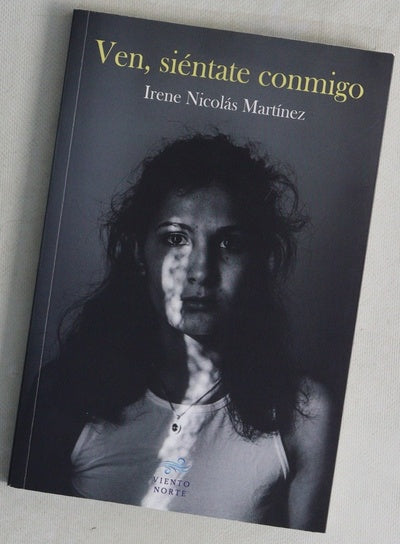 Ven, siéntate conmigo