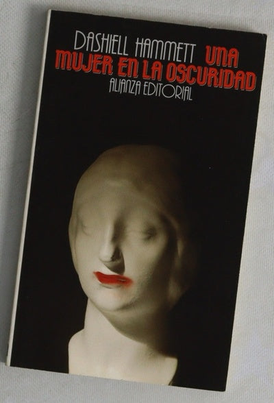 Una mujer en la oscuridad : novela de un idilio peligroso